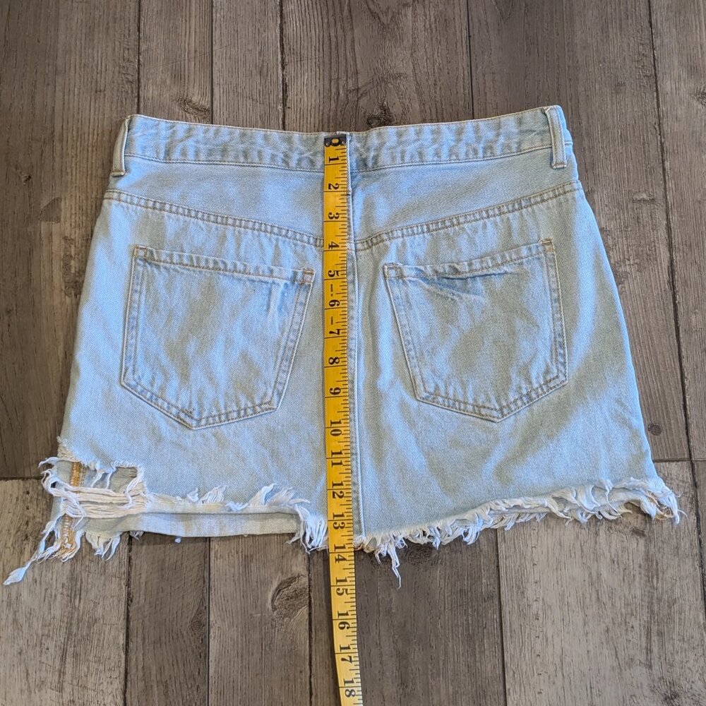 Forever 21, Distressed Denim Mini Skirt Zip Front Light Wash, Size 27 - Picture 6 of 6